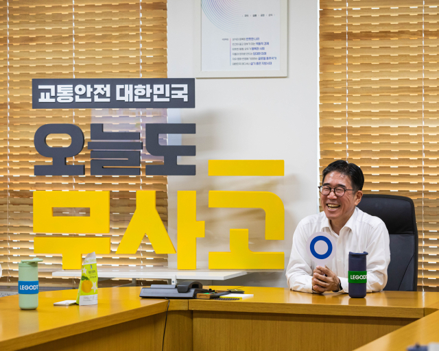 신입 직원 의견을 경청하고 있는 정용식 이사장. 한국교통안전공단 제공