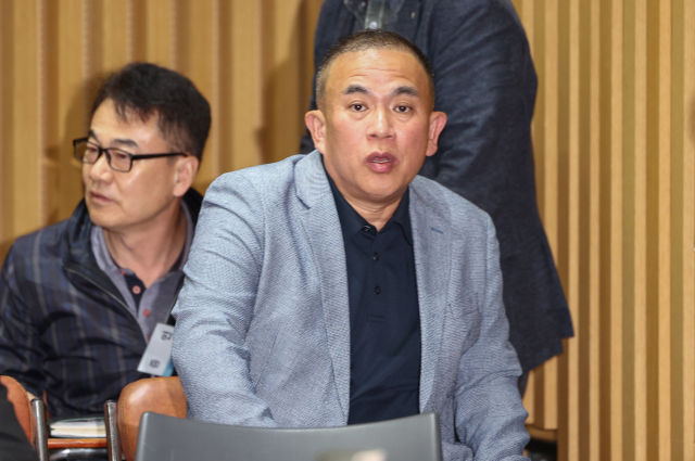 정치 브로커 명태균 씨가 23일 서울 중구 서울시청에서 열린 2025년 국회 행정안전위원회 국정감사에 출석하고 있다. 연합뉴스