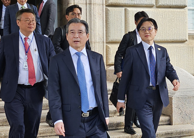 한미가 22일(현지시간) 워싱턴DC에서 무역 합의를 최종 도출하기 위한 막바지 협상을 벌였다. 김용범 대통령실 정책실장이 22일 김정관 산업통상부 장관과 함께 미국 워싱턴 DC에 있는 미 상무부 청사에서 하워드 러트닉 상무장관과 만난 뒤 나서고 있다. 연합뉴스
