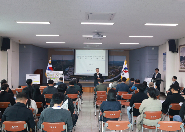 오도창 영양군수가 지난 22일 영양교육지원청 앞 회전교차로 설치 사업 시행을 앞두고 주민들에게 설명회를 진행하고 있다. 영양군 제공
