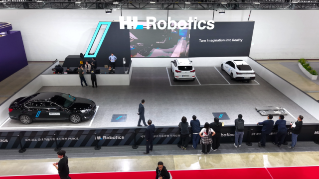 HL로보틱스가 FIX 2025 로봇산업전에 참가해 자율주행 주차로봇 