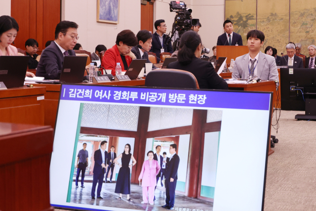 정용석 국립박물관문화재단 사장이 22일 서울 여의도 국회에서 열린 문화체육관광위원회의 국립중앙박물관 등에 대한 국정감사에서 김건희 여사의 경복궁 근정전 어좌 착석 의혹과 관련한 더불어민주당 양문석 의원의 질의에 답하고 있다. 연합뉴스