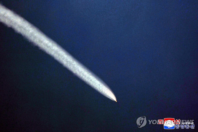 22일 북한이 발사한 새 무기체계 극초음속 비행체(탄도 미사일). 연합뉴스