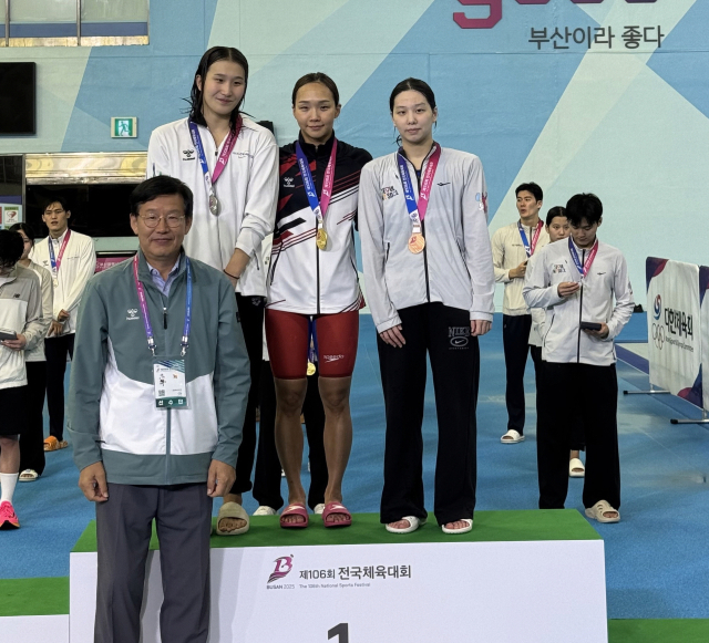 김서영 선수(가운데)가 시상대에서 기념촬영을 하고 있다. 경북체육회 제공