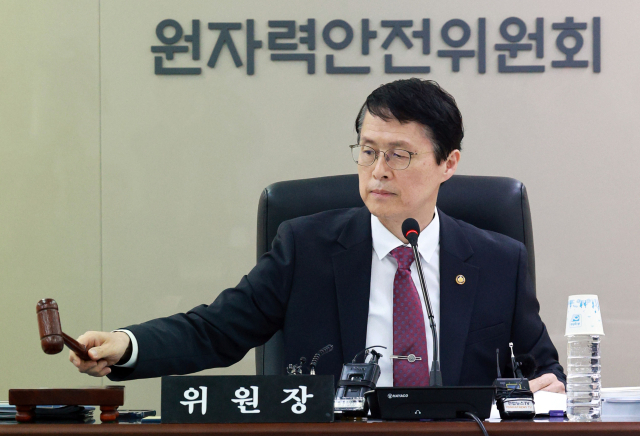 23일 서울 중구 원자력안전위원회에서 열린 제23차 회의에 최원호 위원장이 의사봉을 두드리고 있다. 이날 회의에서는 한국수력원자력이 최대 10년 수명 연장을 추진하는 고리 2호기 계속운전 허가에 대한 심의가 진행됐다. 연합뉴스