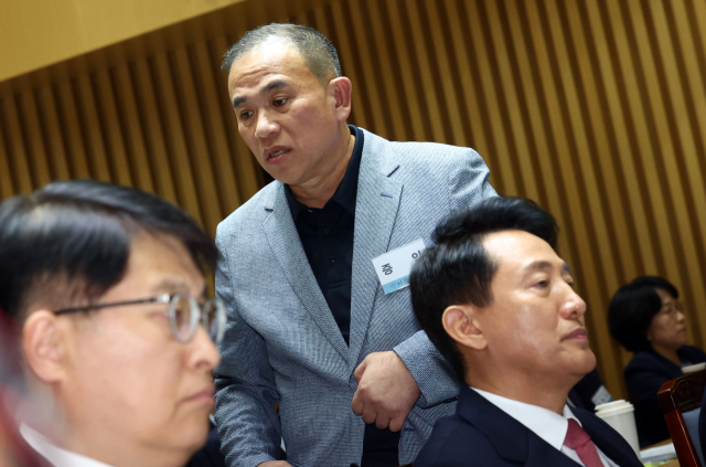 정치 브로커 명태균 씨가 23일 서울 중구 서울시청에서 열린 2025년 국회 행정안전위원회 국정감사에 증인으로 출석해 질의 답변을 마치고 자리로 향하고 있다. 아래는 오세훈 서울시장. 연합뉴스