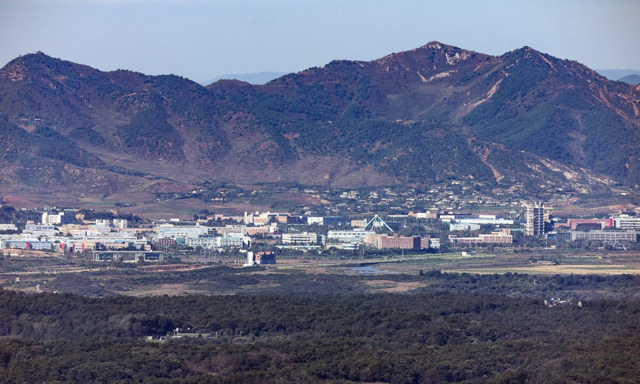 지난 15일 경기도 파주시 접경지역에서 바라본 서부전선 비무장지대(DMZ)와 개성공단 일대. 연합뉴스