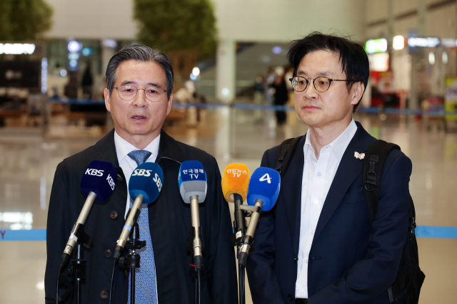 김용범 대통령실 정책실장(왼쪽)과 김정관 산업통상부 장관이 한미 관세협상 추가 논의를 마치고 24일 인천국제공항을 통해 귀국한 뒤 취재진의 질문에 답하고 있다. 연합뉴스