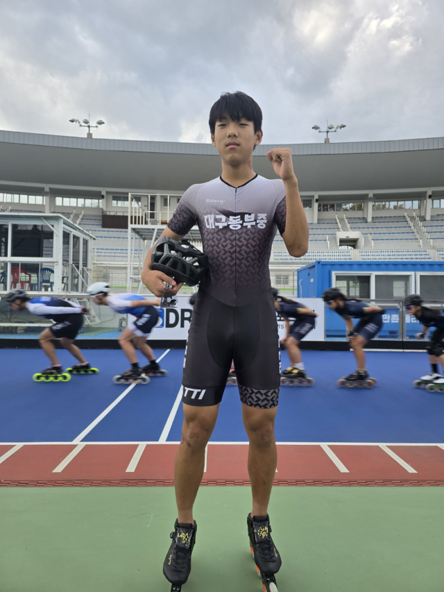 롤러 유소년 국가대표로 선발된 대구 동부중 장민기 선수가 수성구 만촌동 롤러트랙에서 각오를 다지고 있다. 김우정 기자