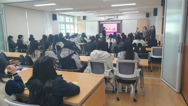 권용순 아로마하우스 영주점대표가 학생들을 대상으로 향기의 소중함을 강의하고 있다. 영주여고 제공