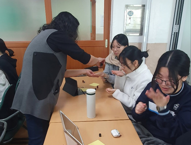 학생들이 아로마 향기를 직접 맡고 있다. 영주여고 제공