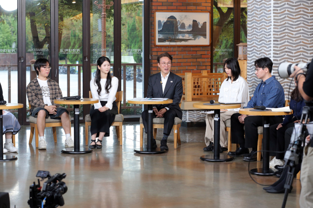 김민석 국무총리가 22일 계명대 성서캠퍼스 바우어신관 인터내셔널라운지에서 열린 일자리 간담회에서 대화를 나누고 있다. 계명대 제공