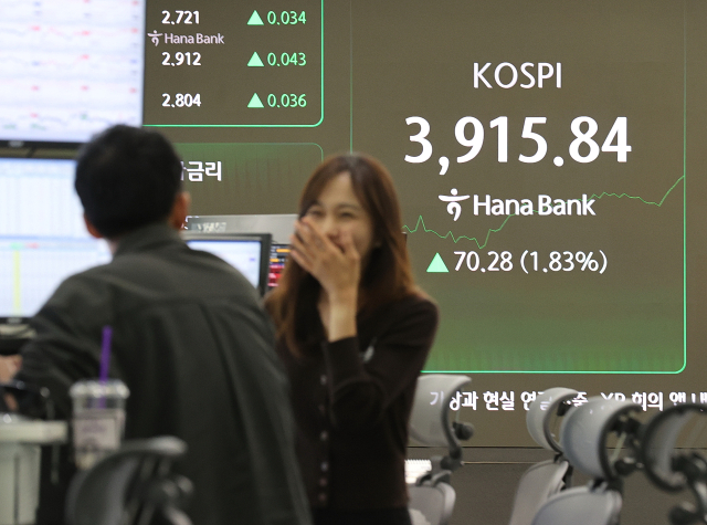 24일 서울 중구 하나은행 본점 딜링룸에서 직원들이 업무를 보고 있다. 이날 코스피는 전장보다 47.67포인트(1.24%) 오른 3,893.23으로 시작, 현재 3,910선을 넘어서고 있다. 연합뉴스