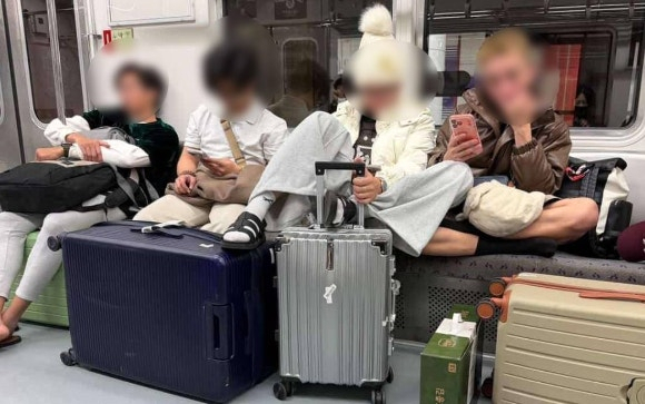 지하철서 신발 벗고 양반다리…민폐 외국인 관광객 논란