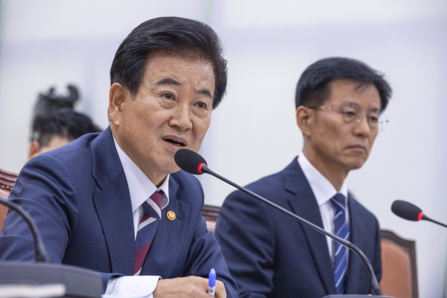 정동영 통일부 장관이 14일 국회 외교통일위원회에서 열린 통일부에 대한 2025년 국정감사에 출석해 의원 질의에 답하고 있다. 연합뉴스