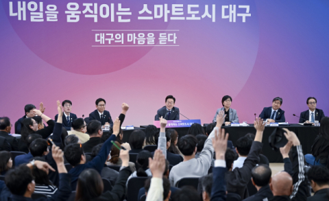 [포토뉴스] 시민들의 질문 요청 받는 이재명 대통령