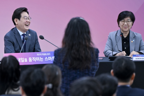 [포토뉴스] 밝게 웃는 이재명 대통령