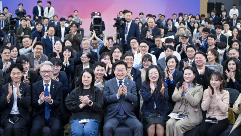 [포토뉴스] 시민들과 함께 기념촬영 하는 이재명 대통령