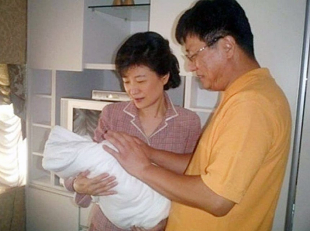 지난 2005년 9월 박정희 전대통령의 손자인 세현 군이 태어났을 당시 조카를 품에 안은 박근혜 대통령과 남동생 박지만 회장. 온라인커뮤니티