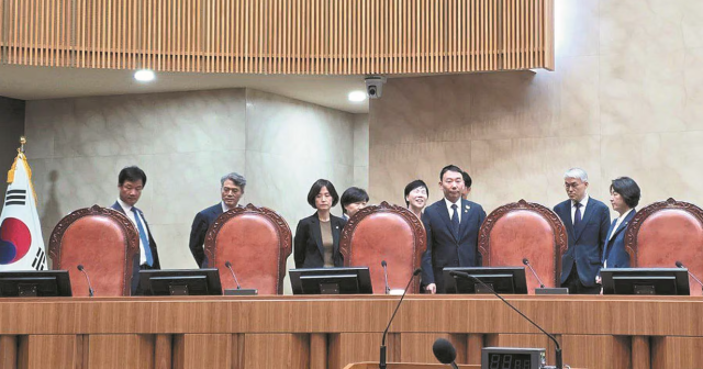추미애 국회 법제사법위원장(맨 오른쪽)을 비롯한 법사위 소속 여당 국회의원이 지난 15일 대법원 현장 검증 과정에서 대법원 대법정 법대를 살펴보고 있다. 국민의힘은