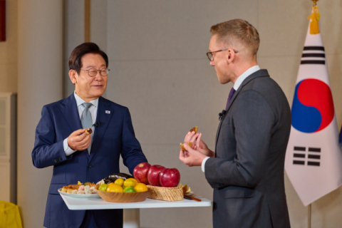 李대통령, CNN서 경주빵·귤 '먹방'…
