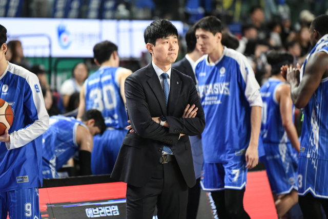 대구 한국가스공사 페가수스의 강혁 감독이 25일 대구에서 열린 프로농구 부산 KCC 이지스전 도중 경기가 잘 풀리지 않자 아쉬운 표정을 짓고 있다. KBL 제공