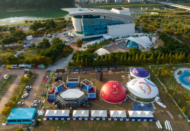 2025 아시아태평양경제협력체(APEC) 정상회의 주간을 하루 앞둔 26일 경북 경주시 화백컨벤션센터 APEC 정상회의장 앞에 펜스가 설치되고 있다. 연합뉴스