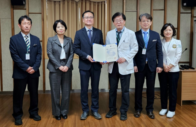 경북북부보훈지청은 지난 24일 안동의료원에 우수 보훈위탁병원 인증서와 현판을 전달 했다. 경북북부보훈지청 제공