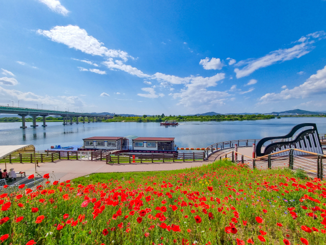 달성군이 지난 2013년부터 주막촌, 유람선 선착장 등을 조성하고 관광사업을 진행해 탄생시킨 사문진나루터. 달성군 제공.