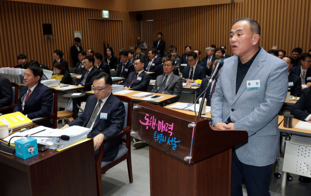 정치 브로커 명태균 씨가 23일 서울 중구 서울시청에서 열린 2025년 국회 행정안전위원회 국정감사에서 의원 질의에 답하고 있다. 왼쪽은 오세훈 서울시장. 연합뉴스