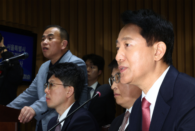 오세훈 서울시장이 23일 서울 중구 서울시청에서 열린 2025년 국회 행정안전위원회 국정감사에서 의원 질의에 답하고 있다. 왼쪽은 정치 브로커 명태균 씨. 연합뉴스