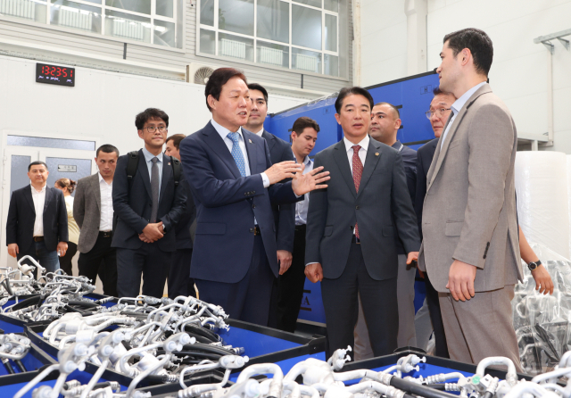 지난 9월 24일 경남대표단이 우즈베키스탄 타슈켄트주 주최 기업 교류 행사에 참석해 현지 기업들과 직접 교류하며 도내 기업과의 협업을 타진하고 있는 모습. 경남도 제공