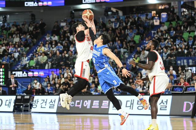 대구 한국가스공사 페가수스의 정성우가 26일 대구에서 열린 프로농구 경기 도중 서울 SK 나이츠 김낙현의 슛을 저지하고 있다. KBL 제공