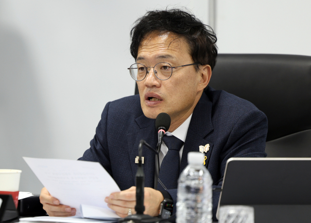 박주민 국회 보건복지위원회 위원장이 24일 국민연금공단에서 열린 국회 보건복지위원회 국정감사에서 발언하고 있다. 연합뉴스