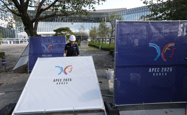 2025 아시아태평양경제협력체(APEC) 정상회의 주간을 하루 앞둔 26일 경북 경주시 화백컨벤션센터 APEC 정상회의장 앞에 펜스가 설치되고 있다. 연합뉴스