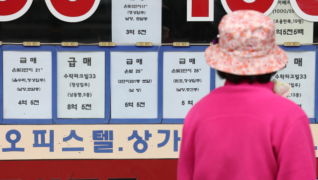 26일 부동산 빅데이터업체 아실(아파트실거래가)에 따르면 전날 기준 서울의 전세 매물은 2만4천898건으로, 2년 전인 2023년 10월 25일 3만2천242건 대비 22.8% 줄었다. 특히 노원구(-55.1%), 중랑구(-54.6%), 도봉구(-51.8%), 금천구(-51.3%) 등 상대적으로 서민들이 많이 거주하는 서울 외곽 지역에서 매물이 50% 넘게 감소했다. 26일 노원구 수락산역 인근 한 부동산에 급매 안내문이 여럿 붙어 있다. 연합뉴스