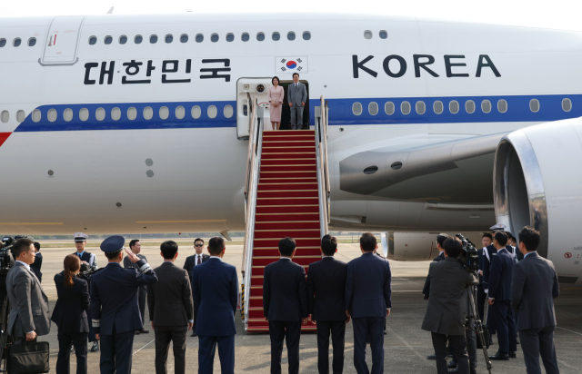 말레이시아 아세안 정상회의 참석차 출국하는 이재명 대통령과 김혜경 여사가 26일 성남 서울공항 공군 1호기에서 환송객에게 인사하고 있다. 연합뉴스