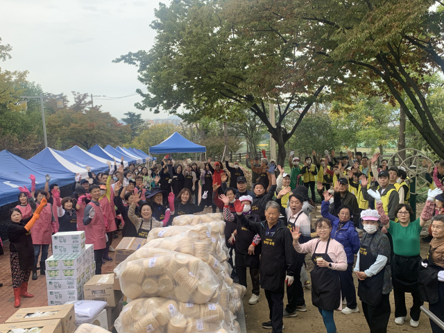 25일 대구 동구 망우당 공원에서 사회복지회 행복한 동행이 주최한 제14회 어르신 효 경로잔치. 행복한 동행 제공
