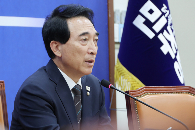 더불어민주당 박수현 수석대변인이 26일 서울 여의도 국회에서 부동산 대책 등 현안 관련 기자간담회를 하고 있다. 연합뉴스