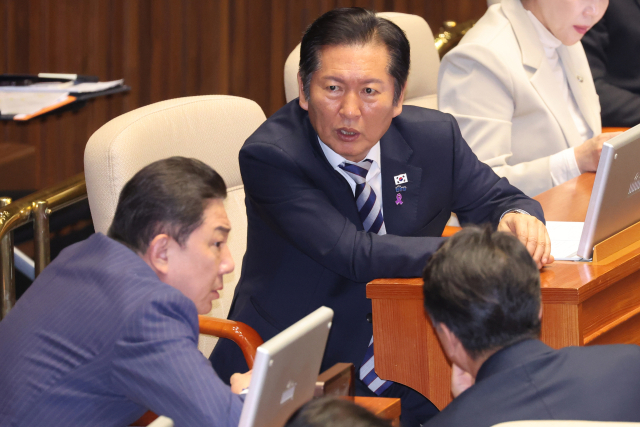 더불어민주당 정청래 대표와 김병기 원내대표, 문진석 원내운영수석부대표가 26일 국회 본회의에서 대화를 나누고 있다. 연합뉴스