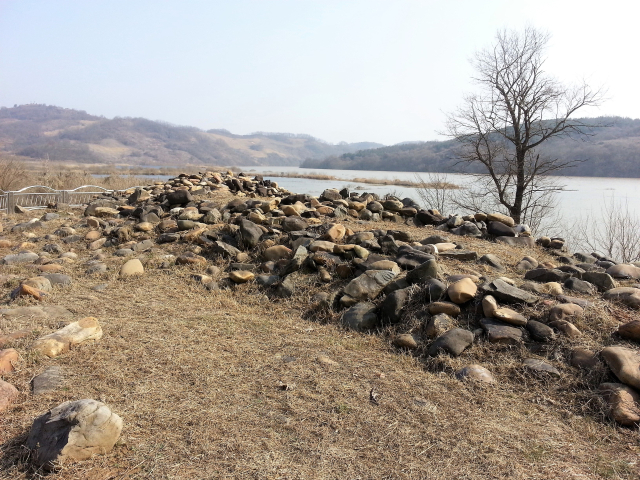 임진강 삼곶리에 있는 백제 전기 적석 계단식 고분. 임진강 강상세력(소국)의 전제를 말해준다.