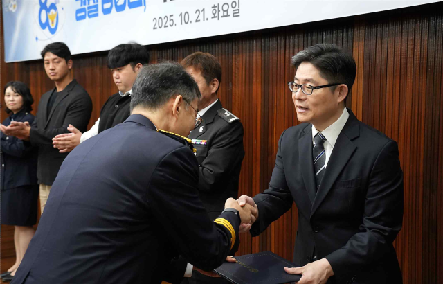 감사장을 받는 김치호 세강병원 원장(오른쪽). 의료법인 일민의료재단 세강병원 제공.
