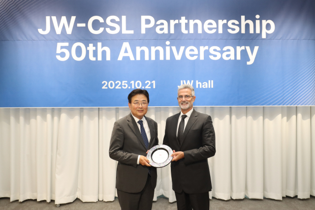 신영섭 JW중외제약 대표(왼쪽)이 안토니우 주르당(Antonio Jordao) CSL 비포 글로벌 파트너 비즈니스 총괄에게 감사패를 전달하고 있다. (사진= JW중외제약 제공)