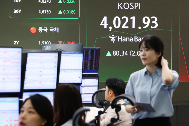 코스피가 사상 처음으로 4,000선을 돌파한 27일 서울 중구 하나은행 딜링룸 현황판에 코스피 지수가 표시되어 있다. 이날 코스피는 전장보다 58.20포인트(1.48%) 오른 3,999.79로 출발해 상승폭을 키우다 사상 처음으로 4,000선을 돌파했다. 연합뉴스