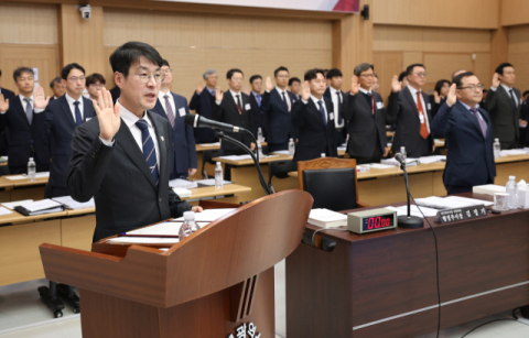 [포토뉴스] 증인선서 하는 김정기 대구시장 권한대행