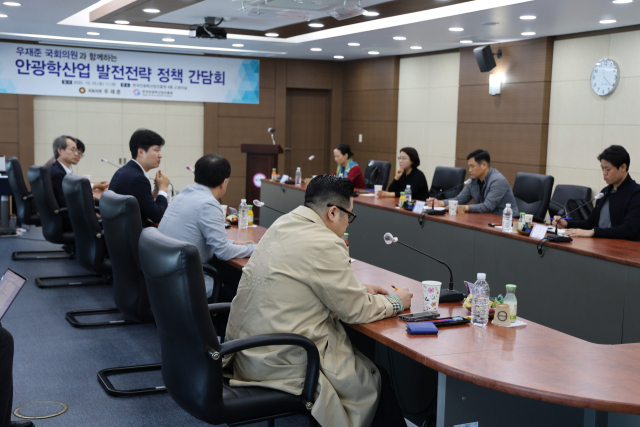 한국안광학산업진흥원과 우재준 국민의힘 의원(대구 북구갑)이 지난 25일 팬텀옵티칼 등 국내 안광학 제조기업 대표 19명과