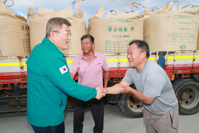 예천군은 지난 25일 올해 생산된 공공비축미 5천905t(40㎏ 기준 14만7천627포대)를 매입했다. 이날 김학동 예천군수는 공공비축미 매입 현장에 직접 나와 관계자들과 소통했다. 예천군 제공