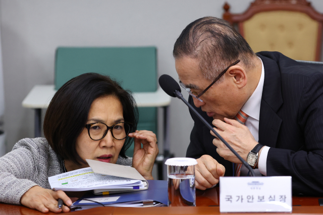위성락 국가안보실장(오른쪽)이 23일 서울 용산 대통령실에서 열린 수석보좌관회의에서 오현주 국가안보실 제3차장과 대화하고 있다. 연합뉴스
