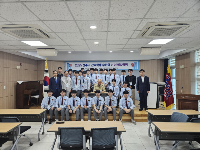 지난해부터 동문들의 자매결연 전통을 재학생부터 이어가는
