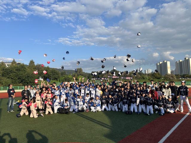 제1회 대구광역시 동구체육회장배 유소년 야구대회에 참가한 선수들이 대회 폐막 후 기념 사진을 찍고 있다. 동구야구소프트볼협회 제공